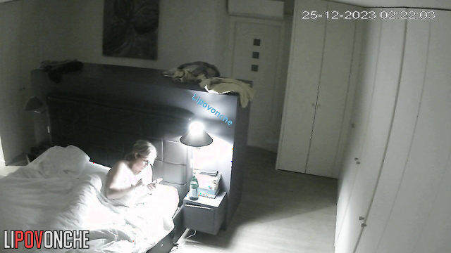 Naked milf chatting with her fucker in the warm bed, watch now