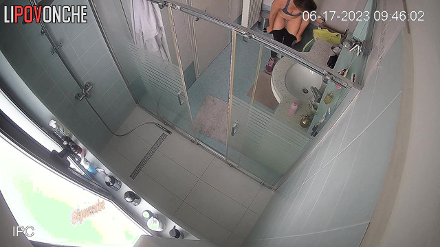Hot blonde with shaved pussy pees before workout