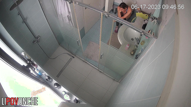 Hot blonde with shaved pussy pees before workout