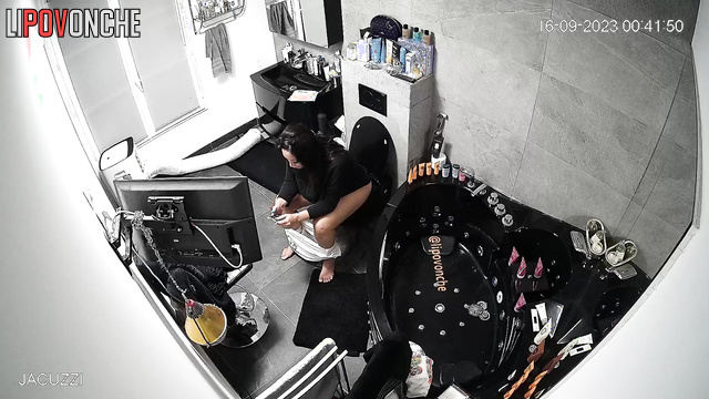Many eyes are watching her wipe her pussy in the toilet