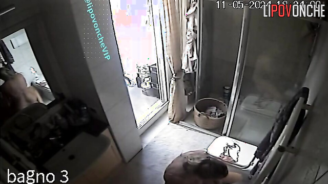 Naked blonde milf shaving her pussy & washes it in toilet