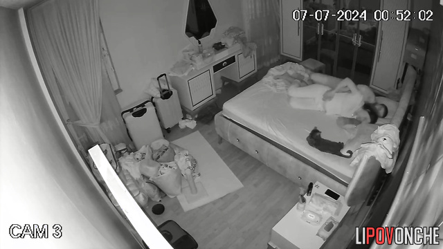 Pregnant woman serves up her fuck hole before sleep