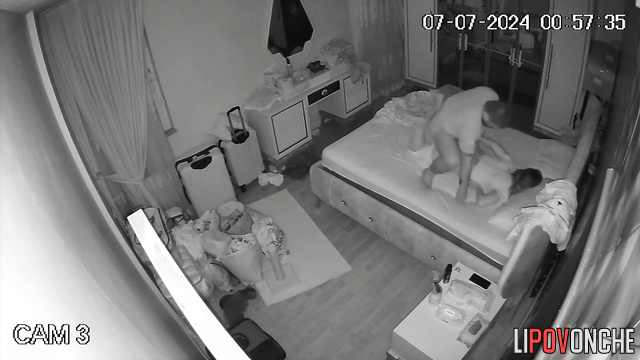Pregnant woman serves up her fuck hole before sleep