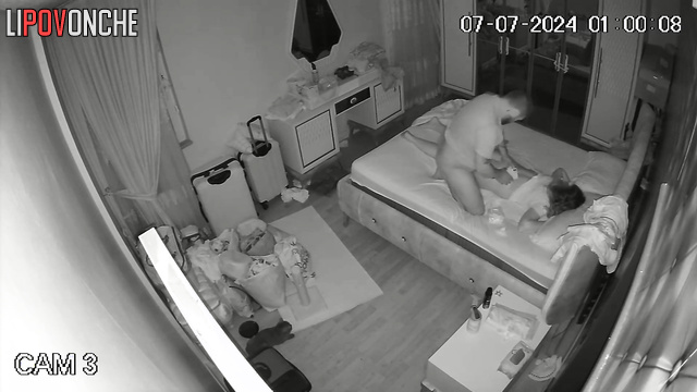 Pregnant woman serves up her fuck hole before sleep