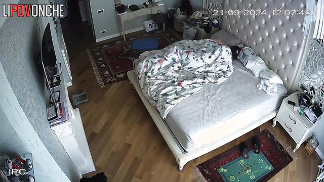 Lazy babe gets her pussy massaged and filled with cum