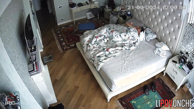 Lazy babe gets her pussy massaged and filled with cum