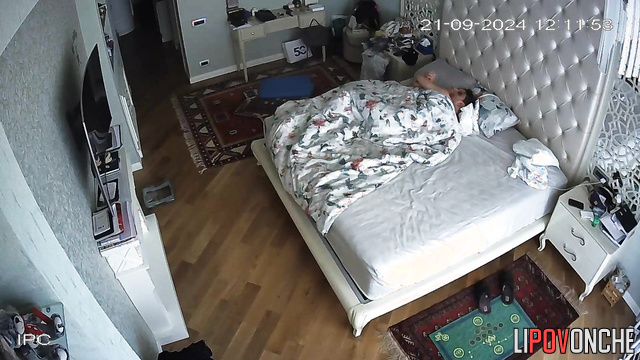 Lazy babe gets her pussy massaged and filled with cum