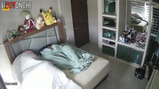 Slow twerking of her big ass on guy's cock drives him crazy