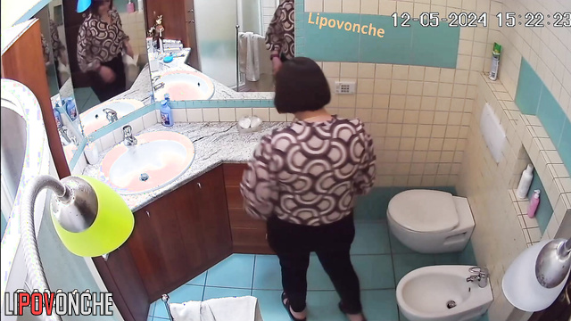 Chubby granny joyfully washes her pussy in the bidet before sex