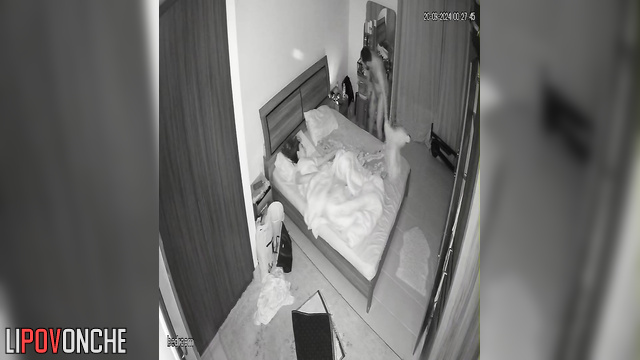 Guy prefers to fuck his partner and use a flashlight to look at her pussy