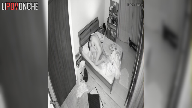Guy prefers to fuck his partner and use a flashlight to look at her pussy
