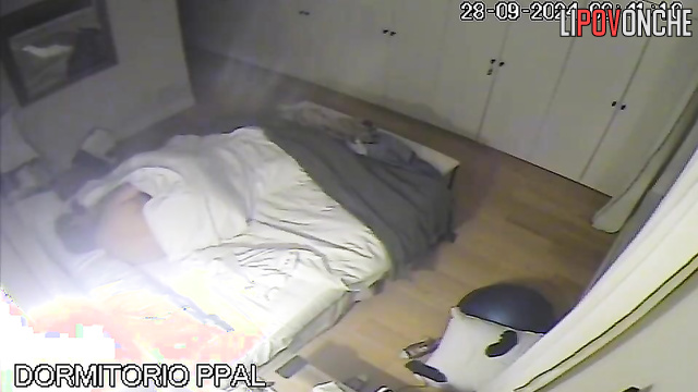 Before going to bed, the wife loves to jump on her husband's cock.
