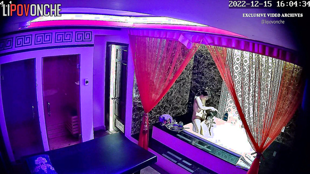 Asian whore washed his hair and then make him massage