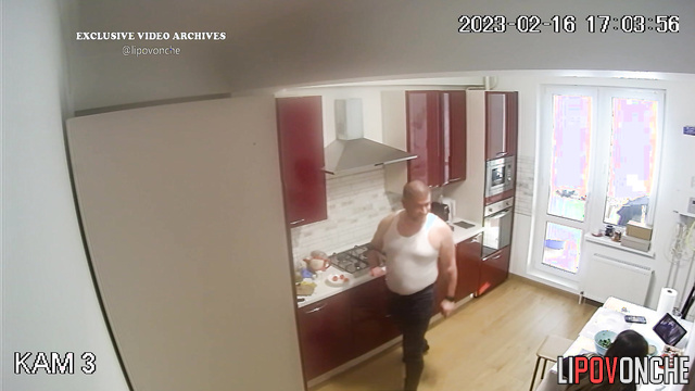 They having a nice time in the kitchen during cooking