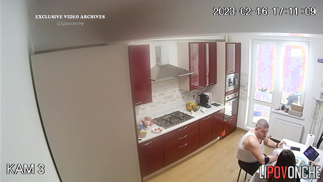 They having a nice time in the kitchen during cooking