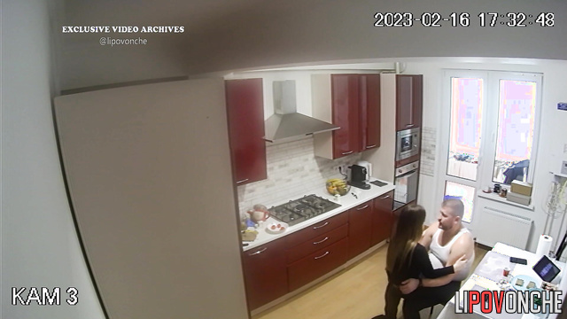 They having a nice time in the kitchen during cooking
