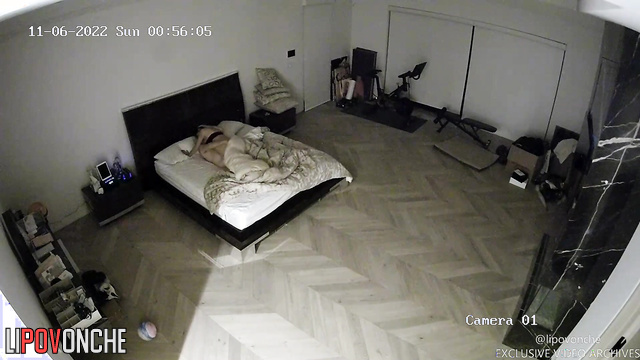Lady sweated for a long time over his cock in the bedroom