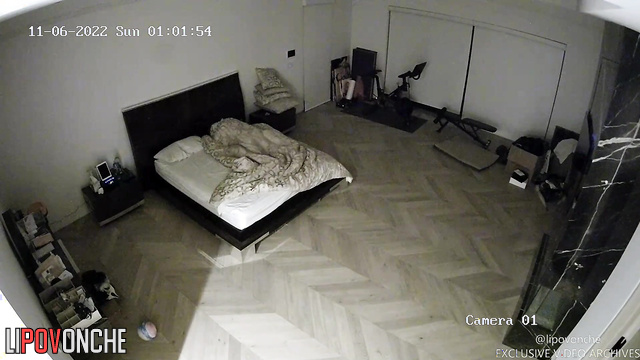 Lady sweated for a long time over his cock in the bedroom