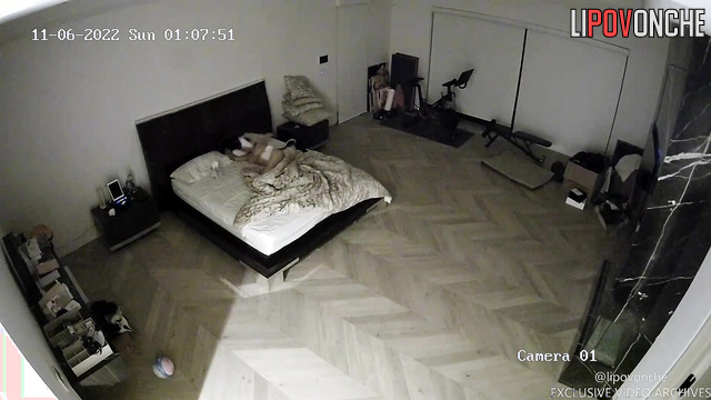 Lady sweated for a long time over his cock in the bedroom