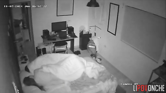 Slender guy adores her big and juicy body (bedroom camera)