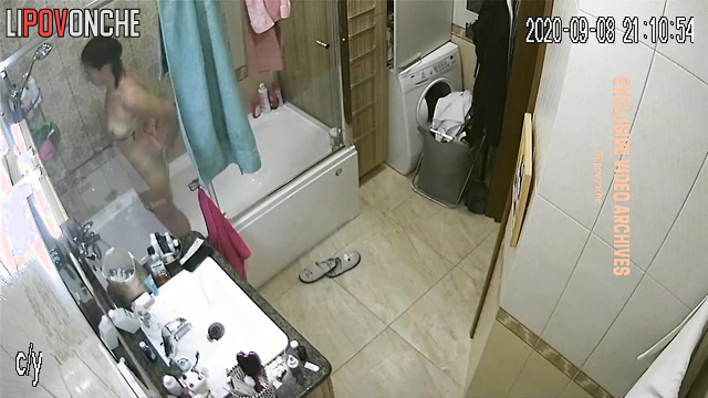 Look how sexy she did it in the bathroom - spy cam