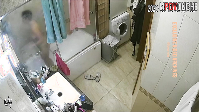 Look, she drank some water before bathing (morning routine)