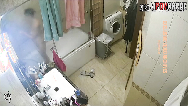 Look, she drank some water before bathing (morning routine)