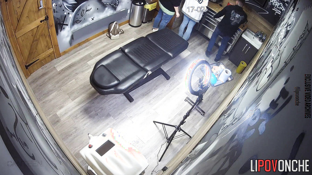 You can see several sexy ladies in this piercing salon leaked video