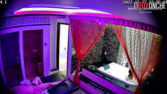 In this comfortable salon women do everything for guys to cum