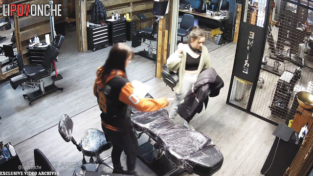 Sexy chick comes to salon to make stunning tattoo on her back