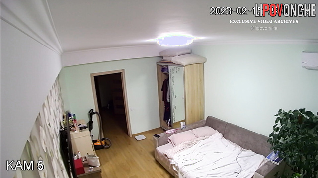 Ordinary morning routine between spouses, enjoy now